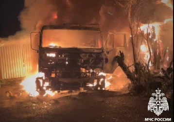 Фото: В Кемерове ночью загорелся жилой дом: МЧС показало кадры масштабного пожара 1