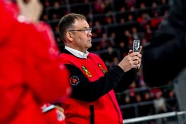 Фото: Илья Середюк и Денис Ильин встретились с фанатами хоккея на матче в Новокузнецке 1