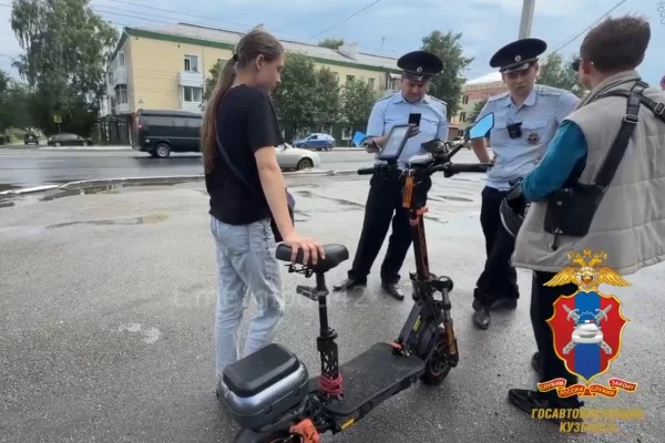 В Кузбассе девушка без прав на мощном самокате попалась инспекторам ГАИ