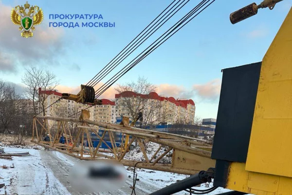 В Москве при падении стрелы крана погиб рабочий