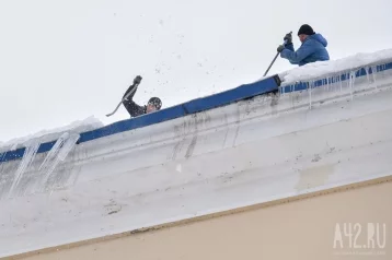 Фото: Есть пострадавшие: СК возбудил два уголовных дела по факту схода снега с крыш в Кузбассе 1