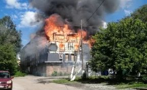 Очевидцы сняли на видео серьёзный пожар в Белове