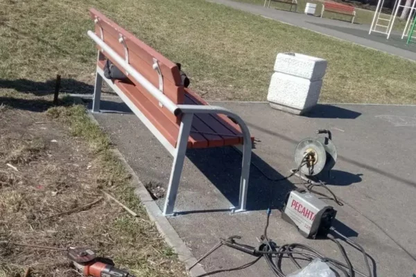 В Кузбассе полицейские «наказали» сломавших скамейку подростков с помощью субботника