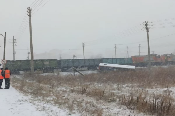 В Хабаровске пассажирский автобус столкнулся с поездом на ж/д переезде