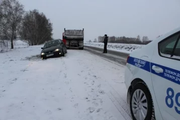 Фото: Автомобилист увяз в сугробе на кузбасской трассе 1
