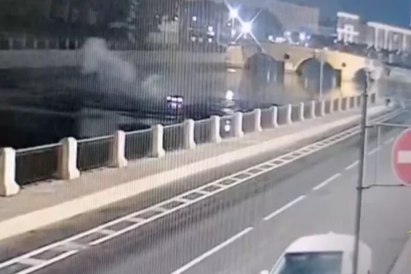 Момент падения Porsche Cayenne в реку с набережной Фонтанки в Петербурге попал на видео