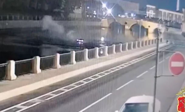 Момент падения Porsche Cayenne в реку с набережной Фонтанки в Петербурге попал на видео