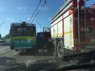 Фото: Очевидцы: автобус, троллейбус и автомобиль столкнулись на Кузбасском мосту в Кемерове 2