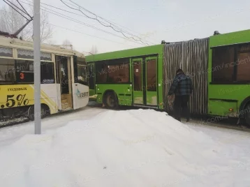 Фото: В соцсетях обсуждают трамвай, который столкнулся с автобусом в Кемерове 1