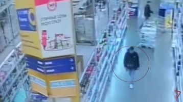Фото: В Кемерове мужчина оплатил воду в магазине и попытался вынести алкоголь 1