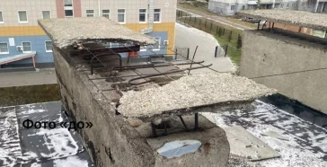 Фото: В Кузбассе подрядчик бросил ремонт кровли МКД, вмешалась прокуратура 1