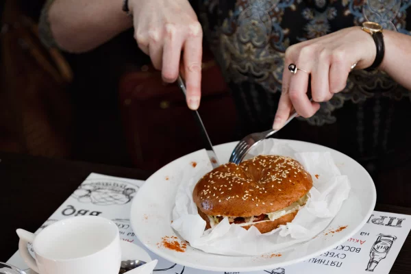 Тарелочницы против жмотов: почему свидания превращаются в битву за счёт