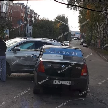 Фото: В Кемерове произошло ДТП с автомобилем такси 1