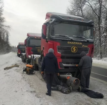 Фото: На трассе в Кузбассе замёрзли три грузовика: потребовалась помощь спасателей 1
