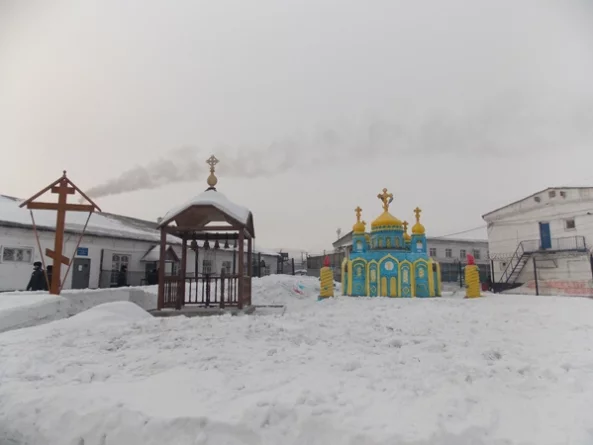 Фото: В Кузбассе осуждённые построили копию храма Христа Спасителя из снега 2