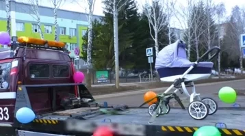 Фото: Кемеровчанин встретил жену из роддома на эвакуаторе с коляской 1