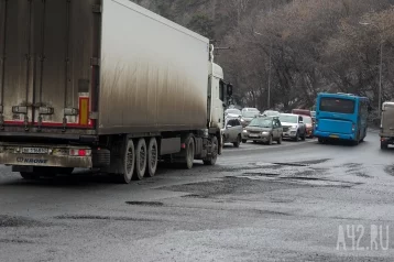Фото: «Чуть жизни не лишились»: автомобиль чудом проскочил между фурами на кузбасской трассе 1
