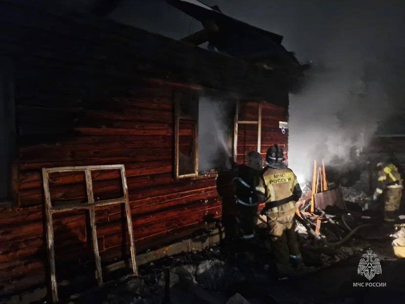 Двое запертых детей погибли на пожаре в Республике Алтай 