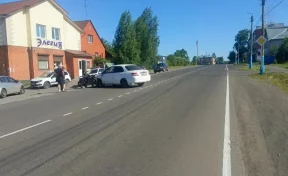 В Кузбассе 16-летний подросток на питбайке врезался в иномарку