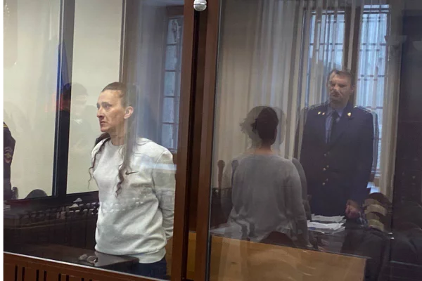 В Кемерове суд отправил в колонию алкостримершу Олесю Люциферовну за издевательства над 12-летней дочерью