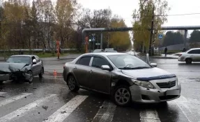 В Кемерове в ДТП с двумя Toyota Corolla пострадала девушка