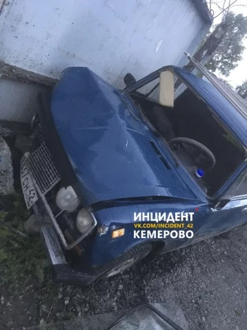 Фото: В Кемерове перевернулся автомобиль с двумя детьми в салоне 1