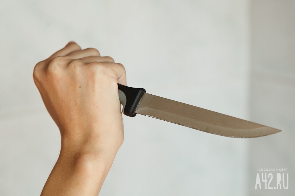 Кузбассовец ударил беременную жену ножом в живот