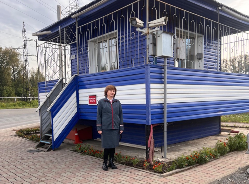 В Кузбассе грузовик заглох на железнодорожных путях перед приближающимся поездом