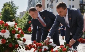 В Кемерове состоялось возложение цветов к Мемориалу Славы воинов-кузбассовцев
