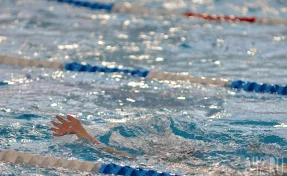 В Краснодаре подростка сняли с соревнований по плаванию из-за надписи на плавках