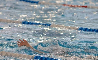 В Краснодаре подростка сняли с соревнований по плаванию из-за надписи на плавках