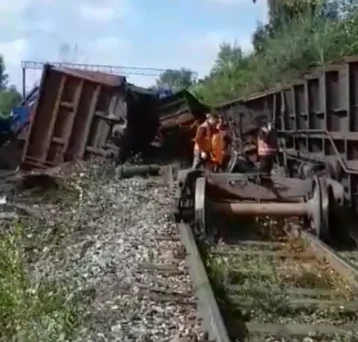 Фото: В Кузбассе грузовой поезд сошёл с рельсов 1