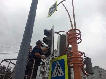 Фото: В Кемерове на светофоре у «Ленты» установили дополнительные поворотные секции 1