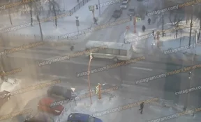 В Кемерове маршрутка сбила пешехода, который переходил улицу на красный