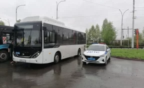 В Кемерове ГИБДД наказала водителя автобуса за разговор по телефону