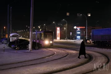 Фото: «С полчаса уже стоит»: в Кемерове неудачно припарковавшийся водитель заблокировал трамвайное движение 1