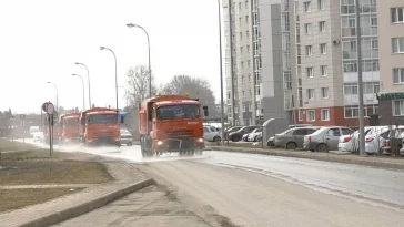Фото: Илья Середюк показал на фото, как дезинфицируют остановки и маршрутки в Кемерове 1