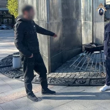 Фото: Помочившегося на Вечный огонь в Туле иностранца выдворят из России 1