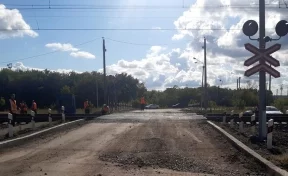 В РЖД прокомментировали ДТП с поездом и иномаркой на переезде в Кузбассе