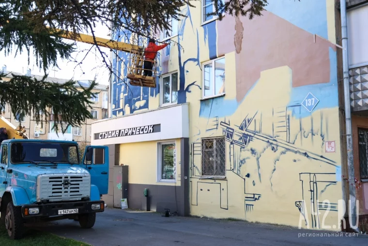 Фото: Михайло Волков и заводы: новый мурал появится на Красноармейской улице в Кемерове 12