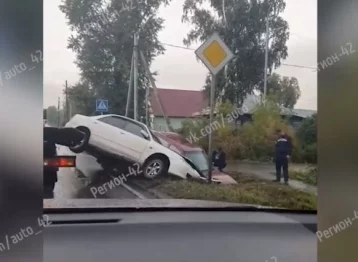 Фото: Автомобили вылетели с дороги в результате ДТП в Кемерове 1