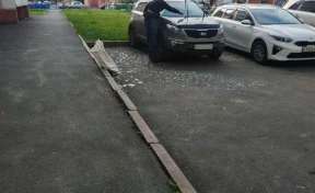 В полиции прокомментировали ЧП с упавшим на автомобиль стеклом в Кемерове