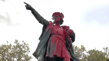Фото: В двух городах США вандалы облили краской памятники Колумбу 1