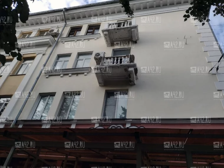 Фото: «Вот-вот рухнет»: кемеровчанку напугал осыпающийся балкон на Советском проспекте 2