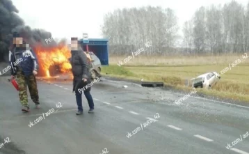 Фото: Автомобиль загорелся после ДТП на кузбасской трассе 1