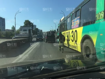 Фото: Очевидцы: автобус, троллейбус и автомобиль столкнулись на Кузбасском мосту в Кемерове 3