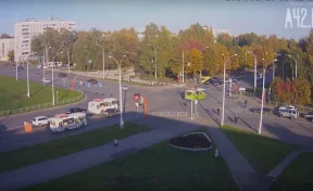 Езда по «встречке»: водитель Mercedes в Кемерове грубо нарушил ПДД