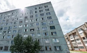 С девятого этажа общежития в Кемерове выпал человек