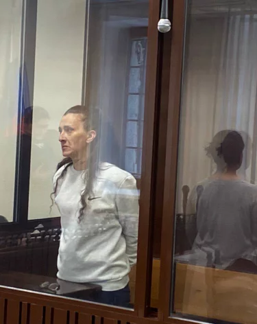 В Кемерове суд отправил в колонию алкостримершу Олесю Люциферовну за издевательства над 12-летней дочерью