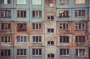 Фото: В Кузбассе сироте предложили заселиться в «убитую» квартиру 1